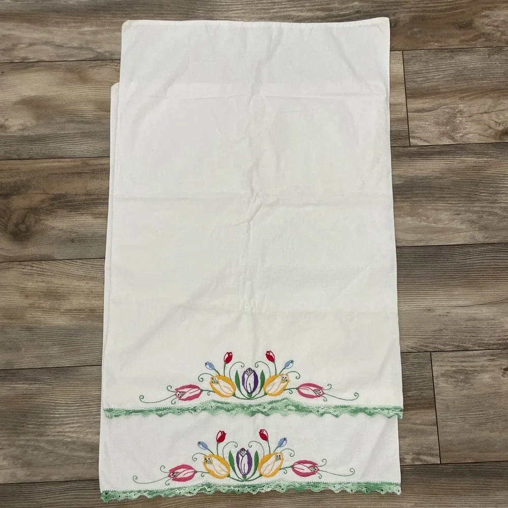 Vtg Embroidered Pillowcases 2 Queen White Cotton Flowers Handstitched‎ Lace